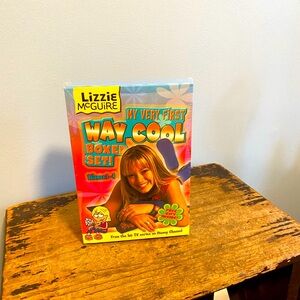 New sealed in original box Lizzie McGuire boxed book set.